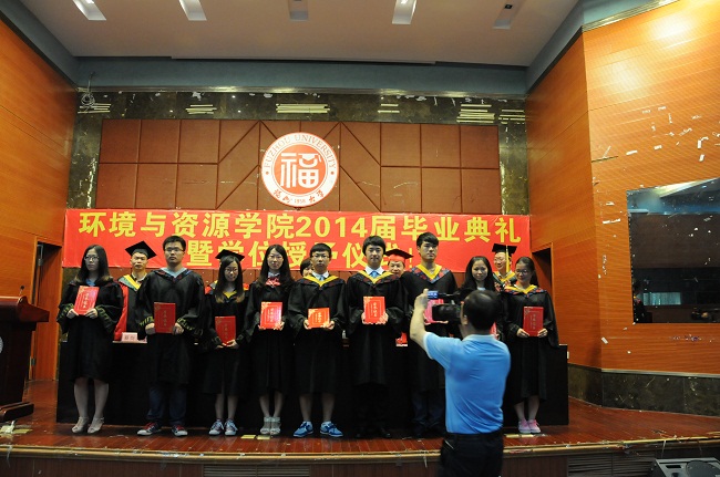 成人论坛
2014届毕业典礼在嘉锡厅顺利举行