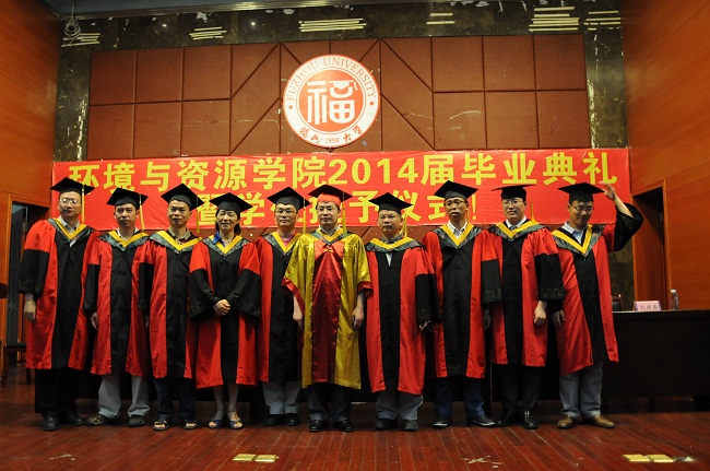 成人论坛
2014届毕业典礼在嘉锡厅顺利举行